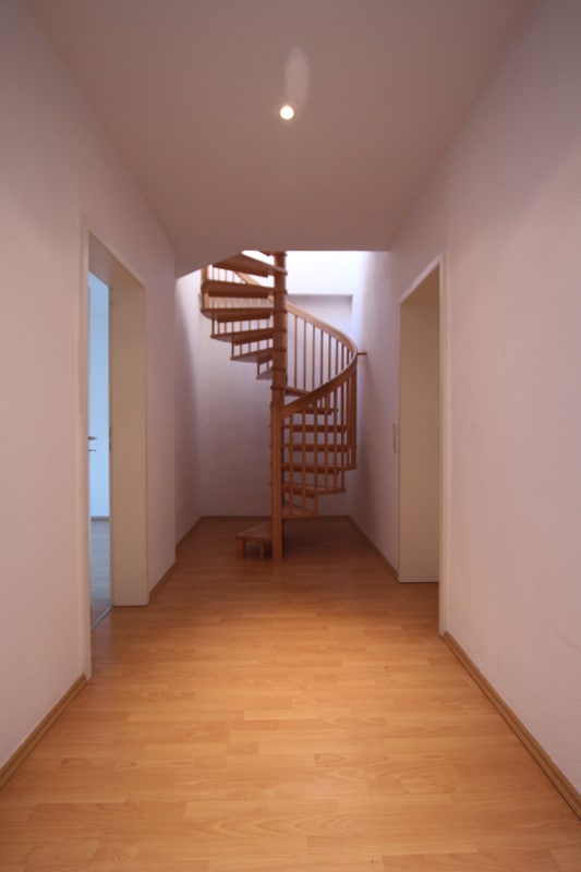 Helle 3-Zimmer-Maisonette-Wohnung im denkmalgeschützten Altbau. - Flur & Treppe