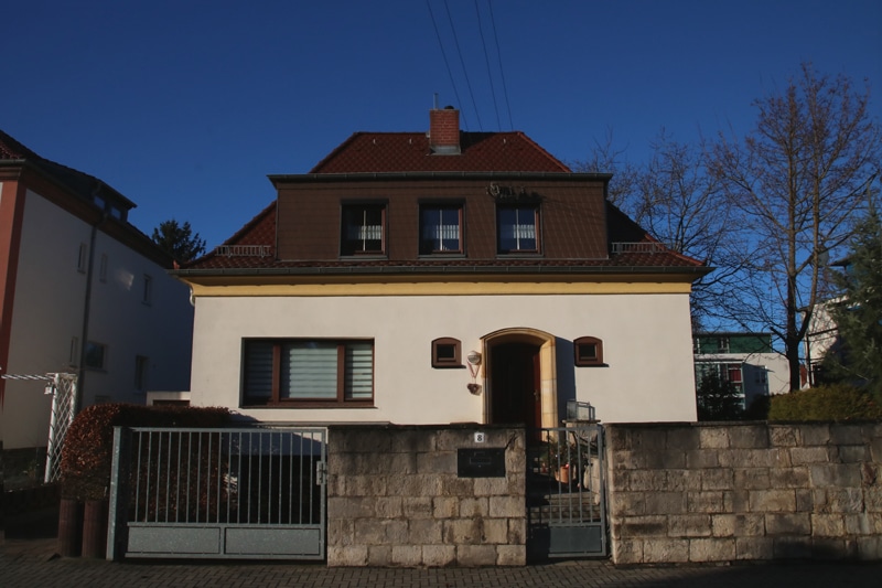 Einfamilienhaus mit großer Terrasse 110 m² Wohnfläche - 2 Garagen - (Verkauf mit Wohnrecht) - Hausfront1