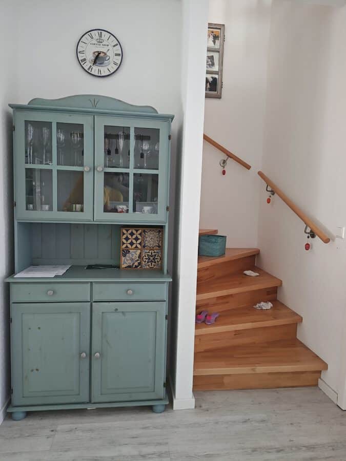 Ihr zu Hause auf Zeit - Möbliertes Reihenendhaus mit großer Dachterrasse - Treppenaufgang